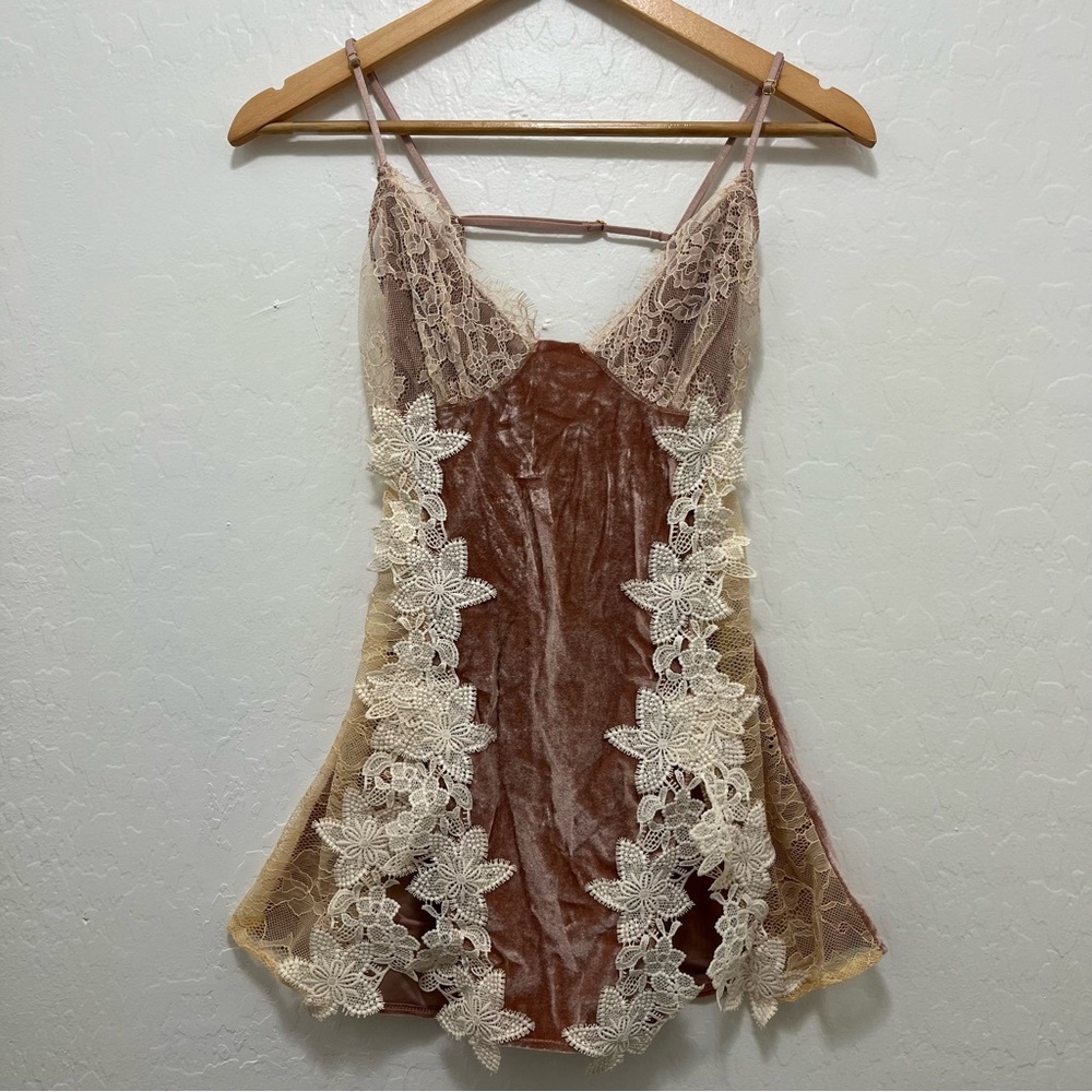 Elegant Lace Trim Chemise - Cream and Brown